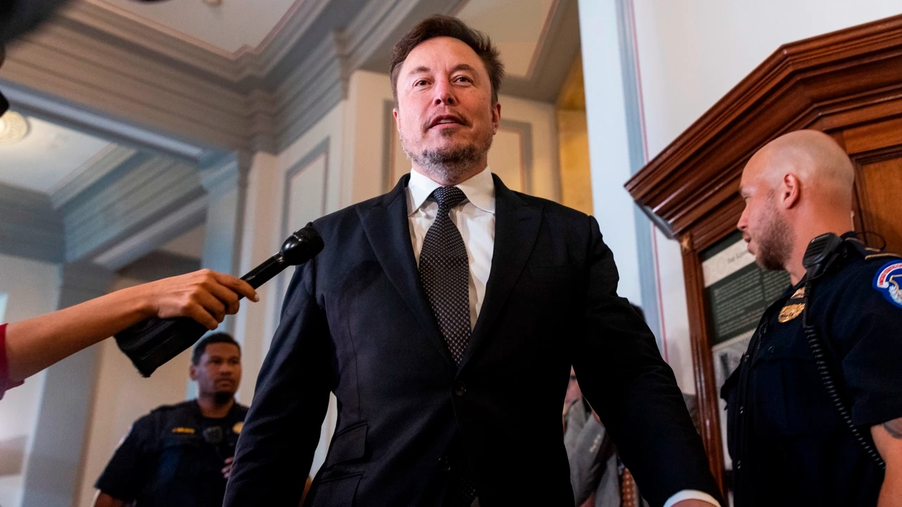 Elon Musk cruza una nueva línea, ahora con insultos