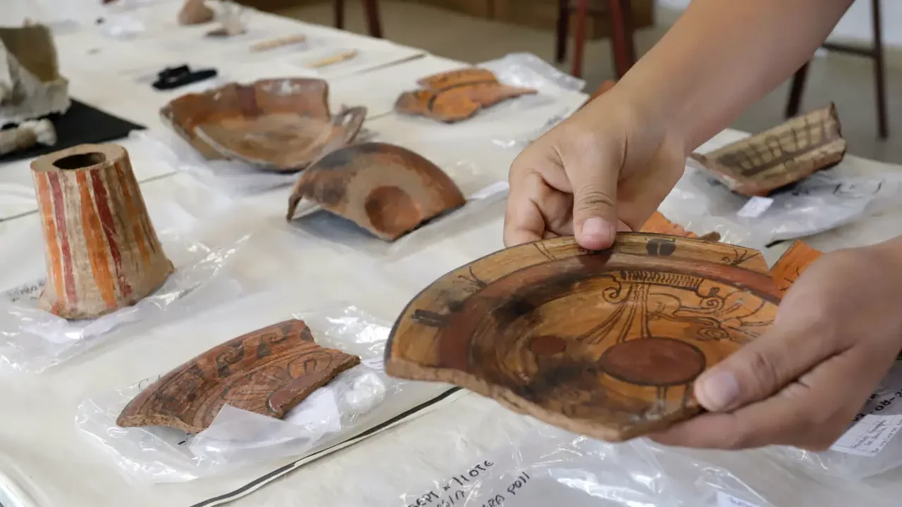 Investigadores del INAH descubren entierros, piezas y un petrograbado en el centro de México