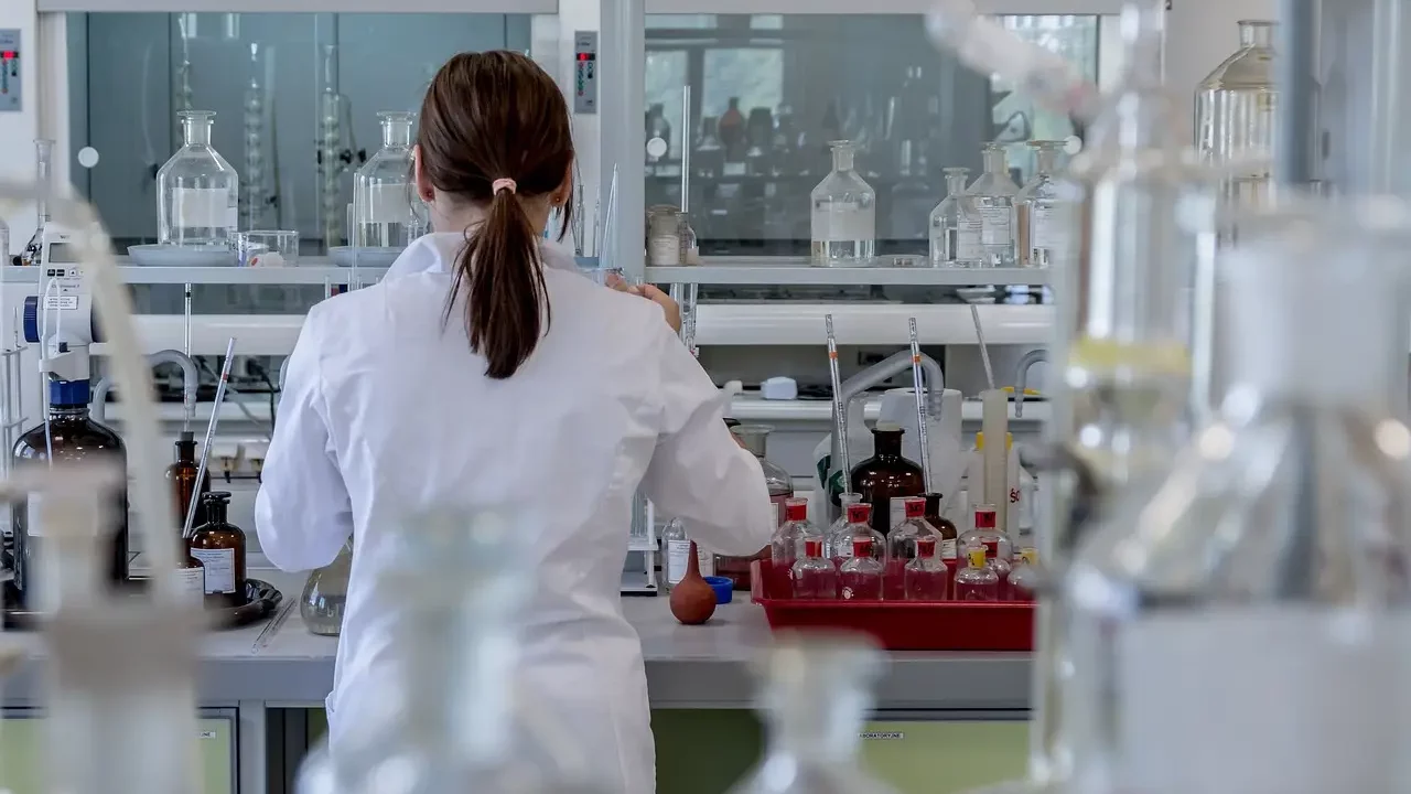 Estudiante recibe indemnización de 146,000 euros por contraer VIH en laboratorio universitario