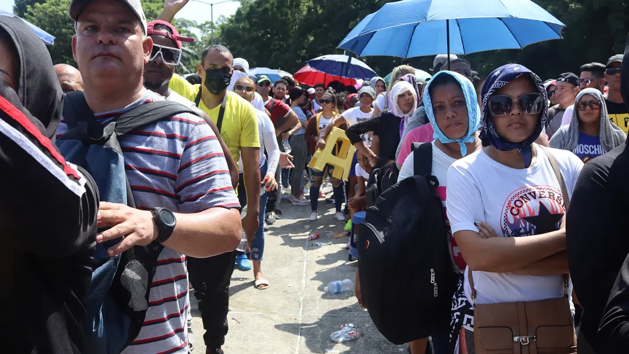 Reubican a más de 8,000 migrantes para despresurizar sede de Comar en Tapachula