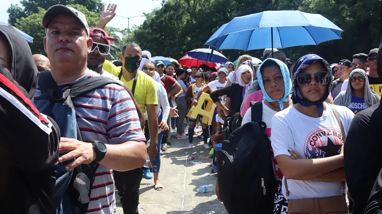 Peticiones de asilo de migrantes caen un 50% en la frontera sur de México