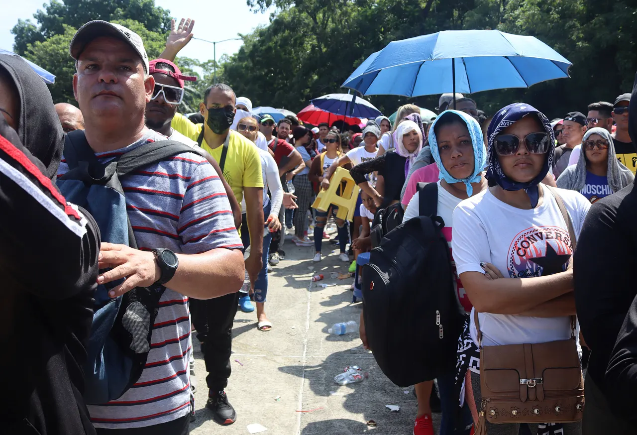 Reubican a más de 8,000 migrantes para despresurizar sede de Comar en Tapachula