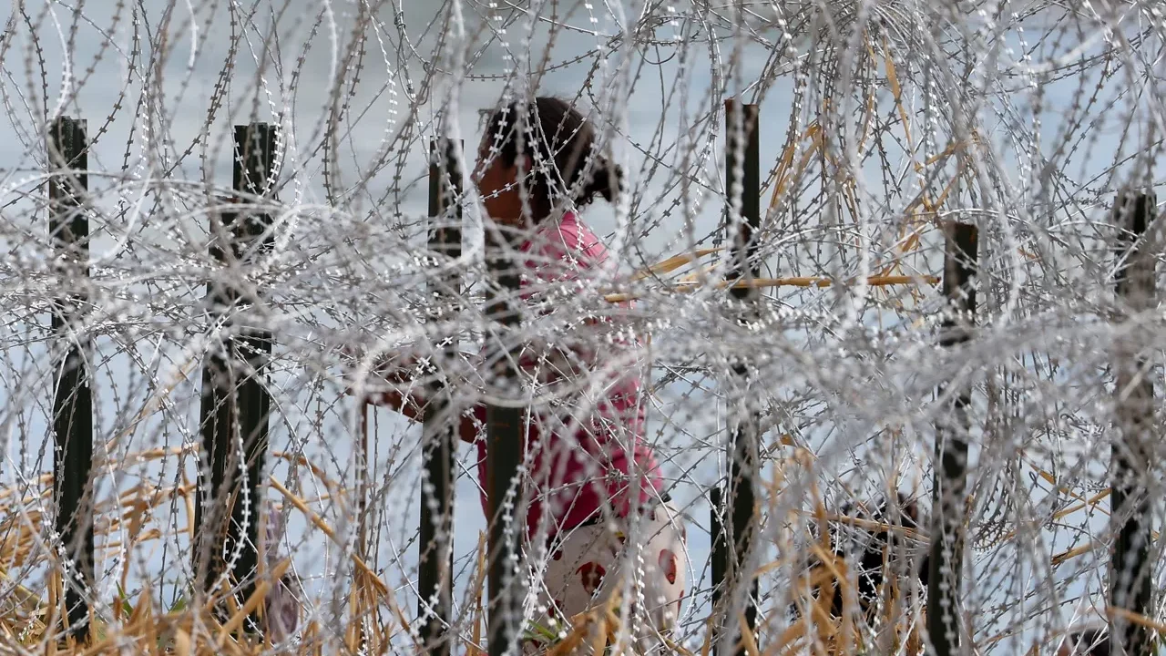 Desalojan migrantes en San Diego; están en campo a la intemperie cerca del desierto