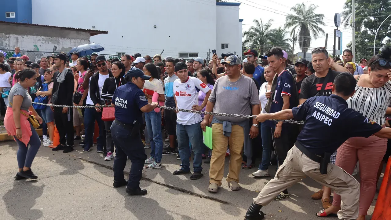 Hay descenso de migrantes en frontera sur de México tras 5 semanas de restricciones de Trump