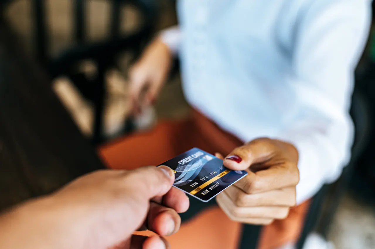 ¿Usas tarjeta de crédito? Falta de competencia en sistema de pagos te afecta