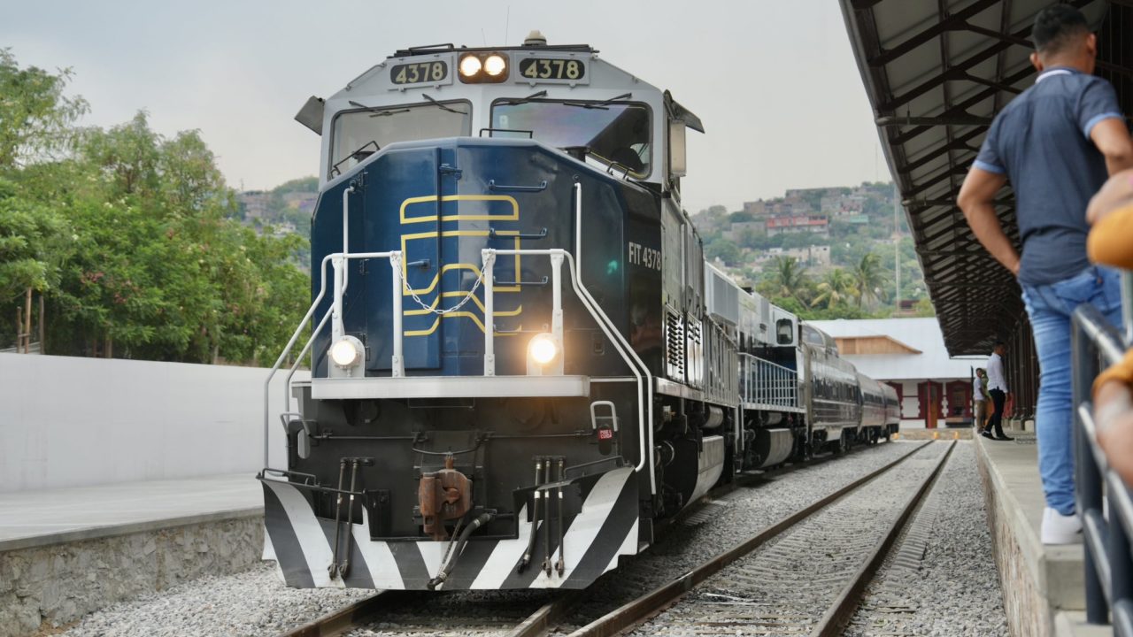 AMLO se sube por primera vez al Tren Transístmico por recorrido de prueba