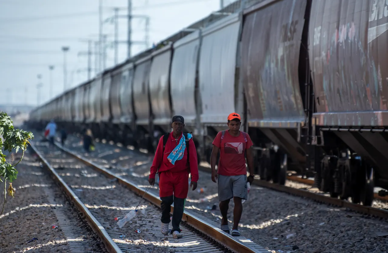 Migrantes en trenes de carga quedan varados a kilómetros de EU