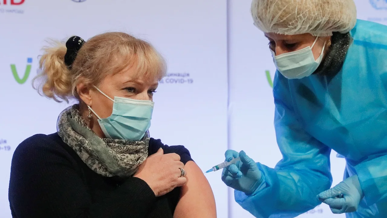 FDA autoriza vacuna actualizada de Novavax contra nuevas variantes de Covid