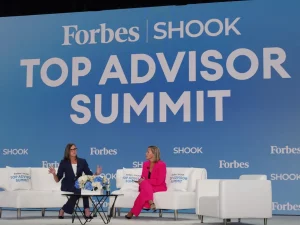Cathie Wood (izquierda) es entrevistada en el escenario de la Cumbre de Asesores Superiores de Forbes/SHOOK. FOTO DE SANTA BÁRBARA