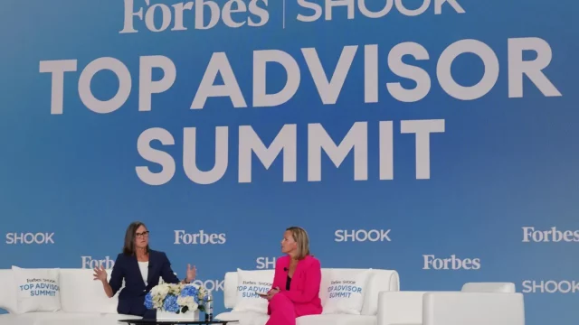 Cathie Wood (izquierda) es entrevistada en el escenario de la Cumbre de Asesores Superiores de Forbes/SHOOK. FOTO DE SANTA BÁRBARA