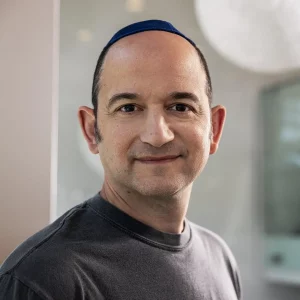 Noam Shazeer, director ejecutivo y cofundador de Character AI. CODY PICKENS PARA FORBES