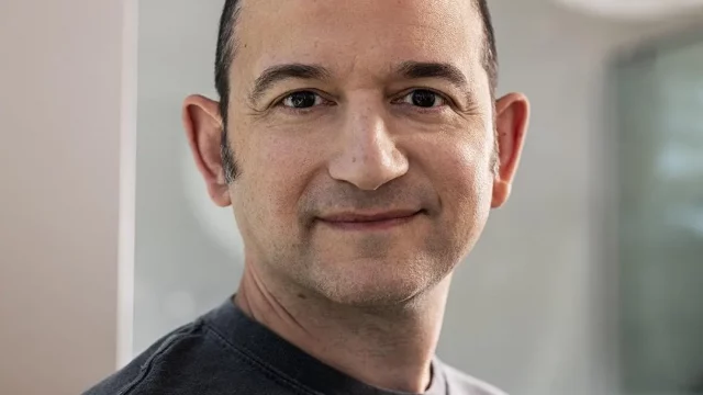 Noam Shazeer, director ejecutivo y cofundador de Character AI. CODY PICKENS PARA FORBES