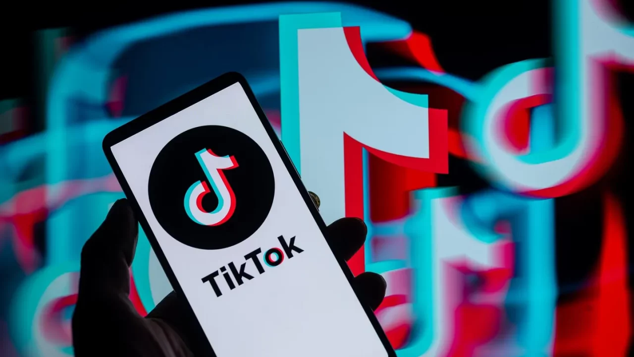 En TikTok, los videos de reclutamiento de ‘clubes activos’ de supremacistas blancos pueden haber llegado a millones