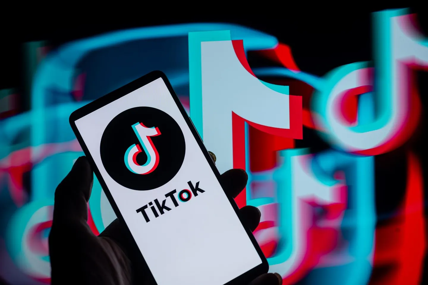 En TikTok, los videos de reclutamiento de ‘clubes activos’ de supremacistas blancos pueden haber llegado a millones