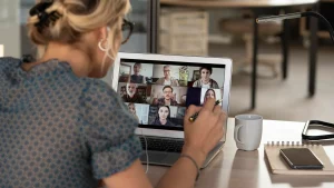 Hablar y trabajar en videollamadas. Ya sea que sea del tipo silencioso, extrovertido, pasante o ejecutivo, existen formas aceptables de interrumpir en Zoom. GETTY