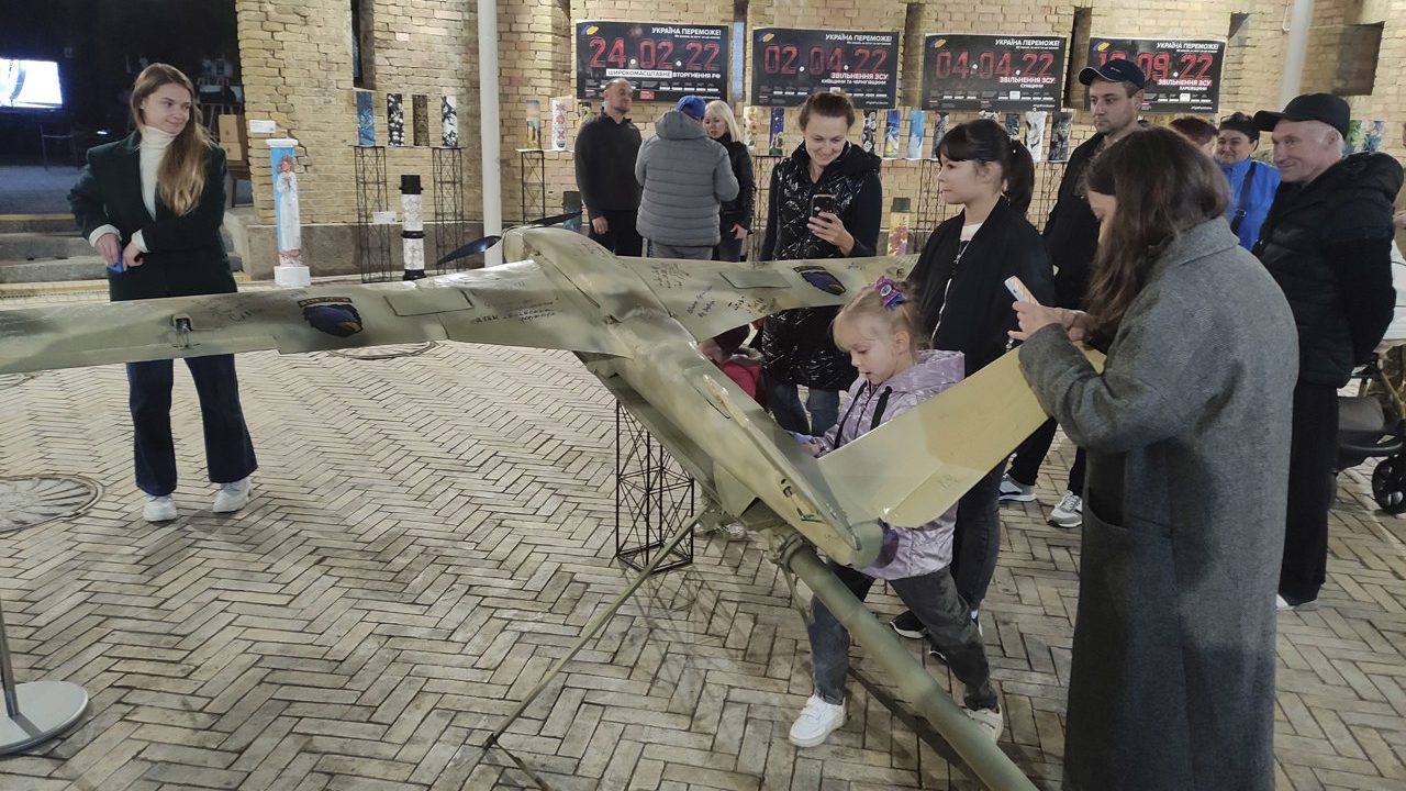 Ucranianos subastan arte de guerra para apoyar a unidad de voluntarios que fabrican sus propios drones