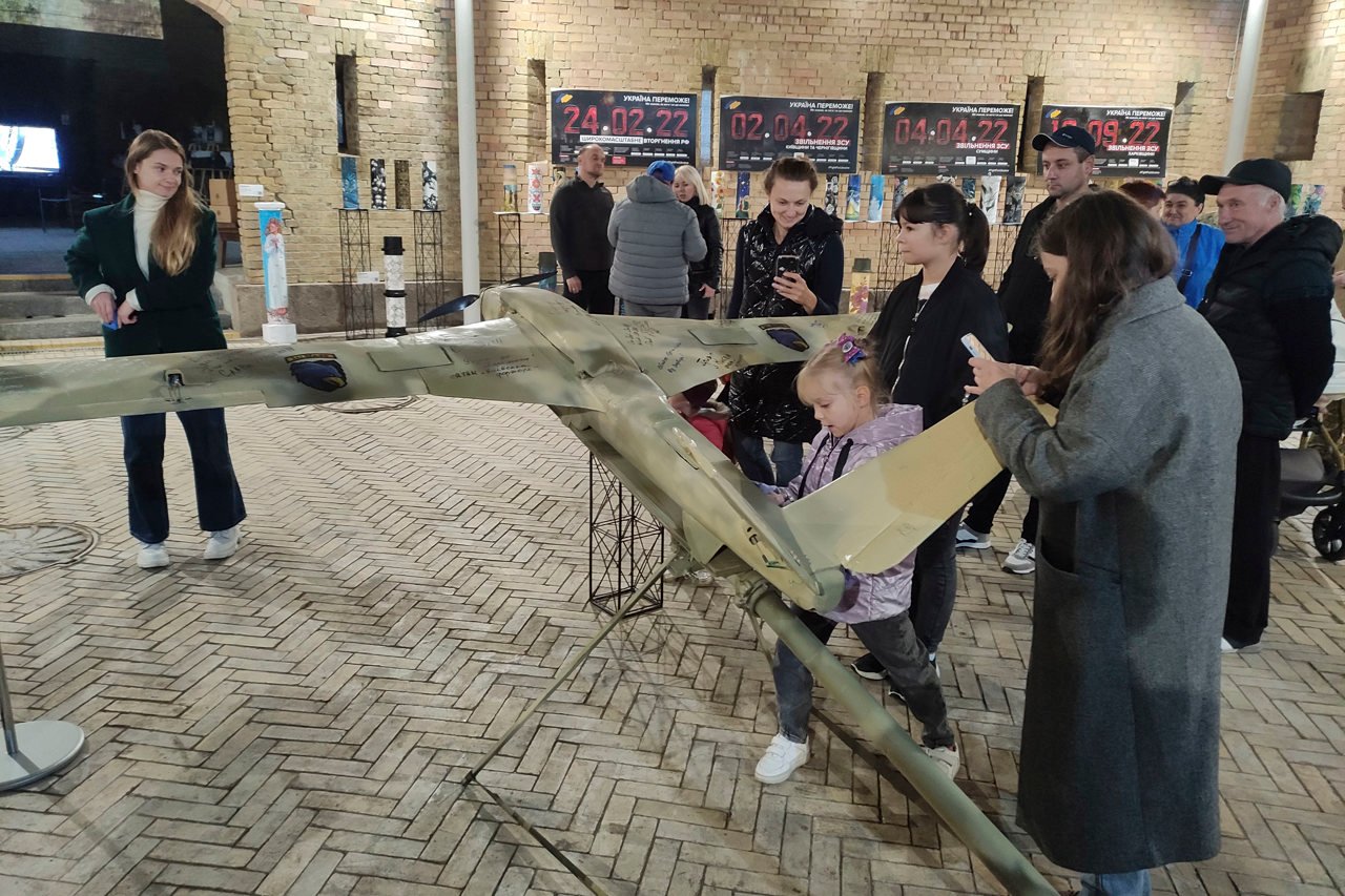Ucranianos subastan arte de guerra para apoyar a unidad de voluntarios que fabrican sus propios drones