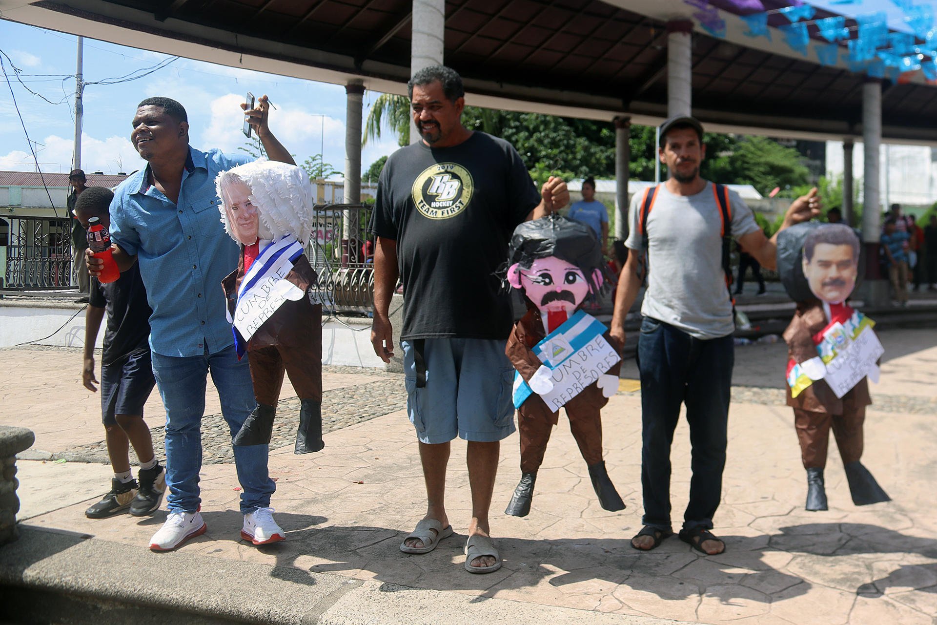 Migrantes queman piñatas de presidentes en protesta contra la cumbre migratoria