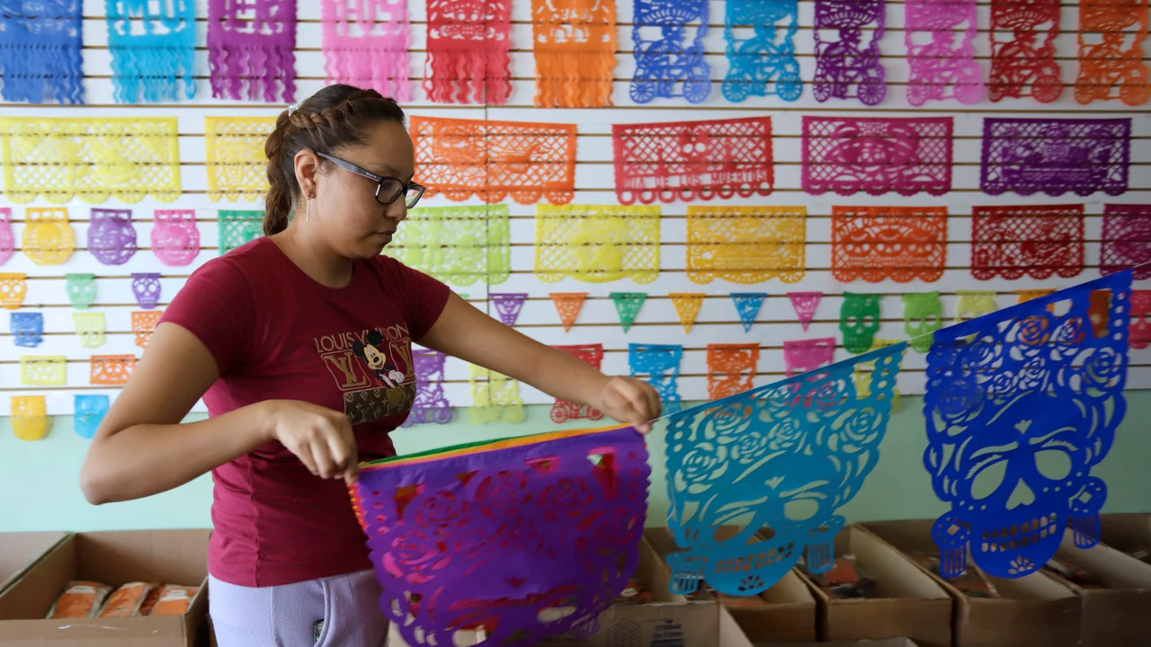 Huixcolotla, pueblo productor de papel picado, da color al Día de Muertos