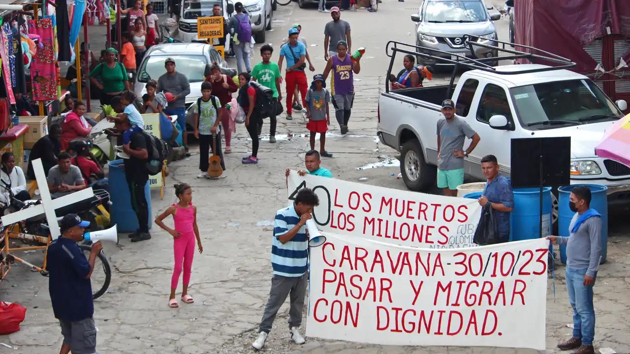 Previo a cumbre migratoria en Palenque, migrantes protestan en la frontera sur de México