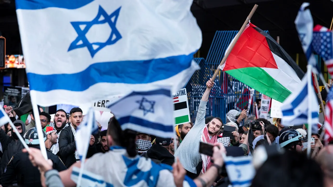 Times Square dividido: protestas pro-Palestina y pro-Israel se confrontan en el centro de NY