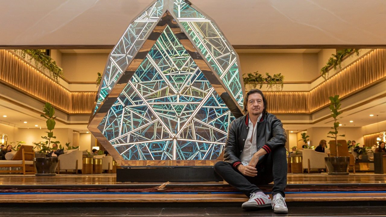 “El arte es una excelente manera de iniciar una conversación”, Anthony James