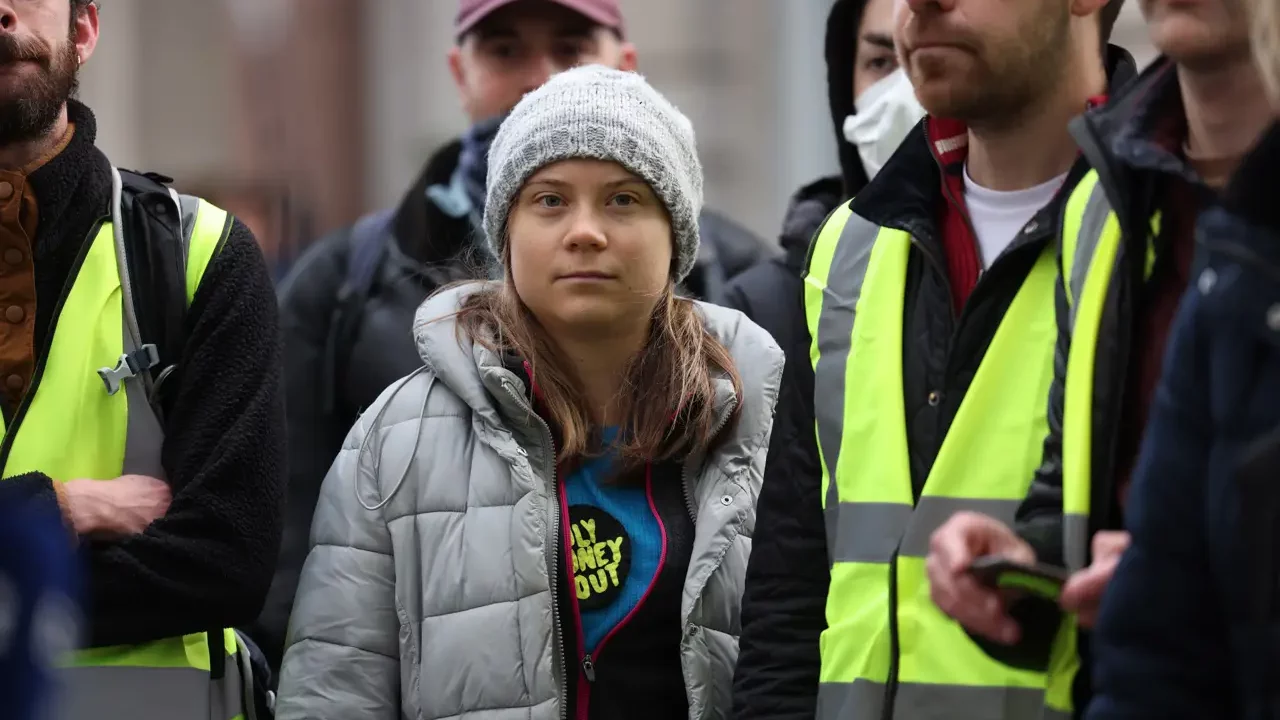 La policía británica presenta cargos contra la activista Greta Thunberg tras protesta
