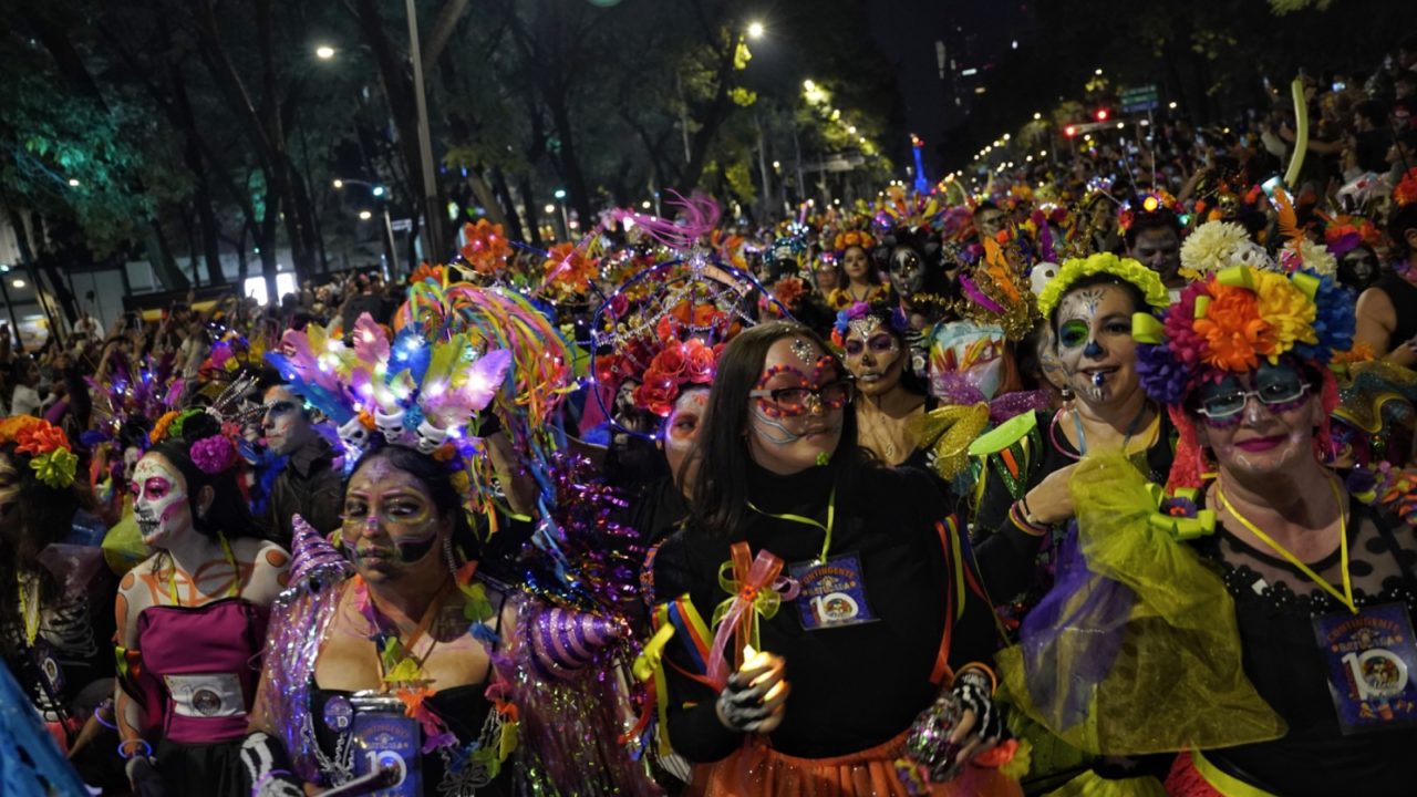 Catrinas desfilan en CDMX como antesala del Día de Muertos