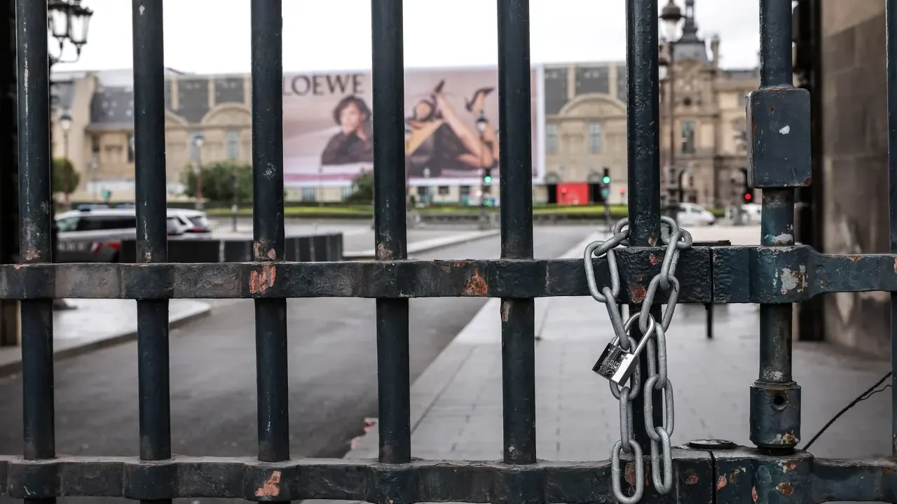 Evacúan el Louvre y Versalles en pleno temor a nuevo atentado islamista en Francia