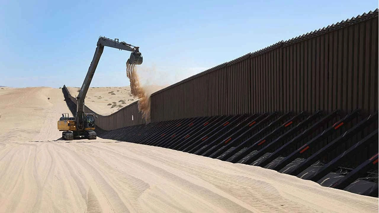 Biden ordena reforzar muro fronterizo en una zona de mayor cruce migrante
