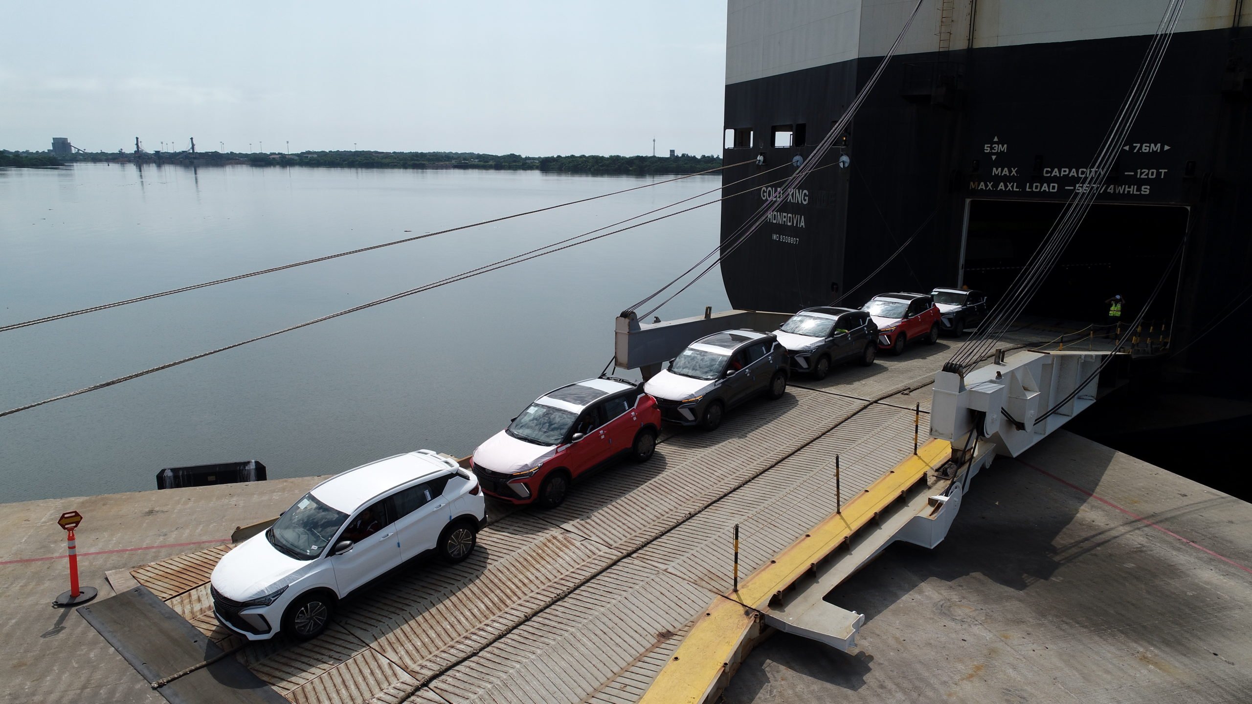 Autos chinos ‘inundan’ el puerto de Lázaro Cárdenas, el que más vehículos importados recibe