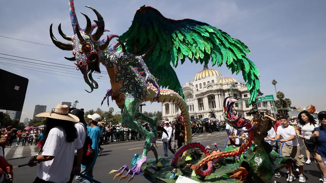 Desfile de alebrijes marca inicio de festividades de Día de Muertos en Ciudad de México
