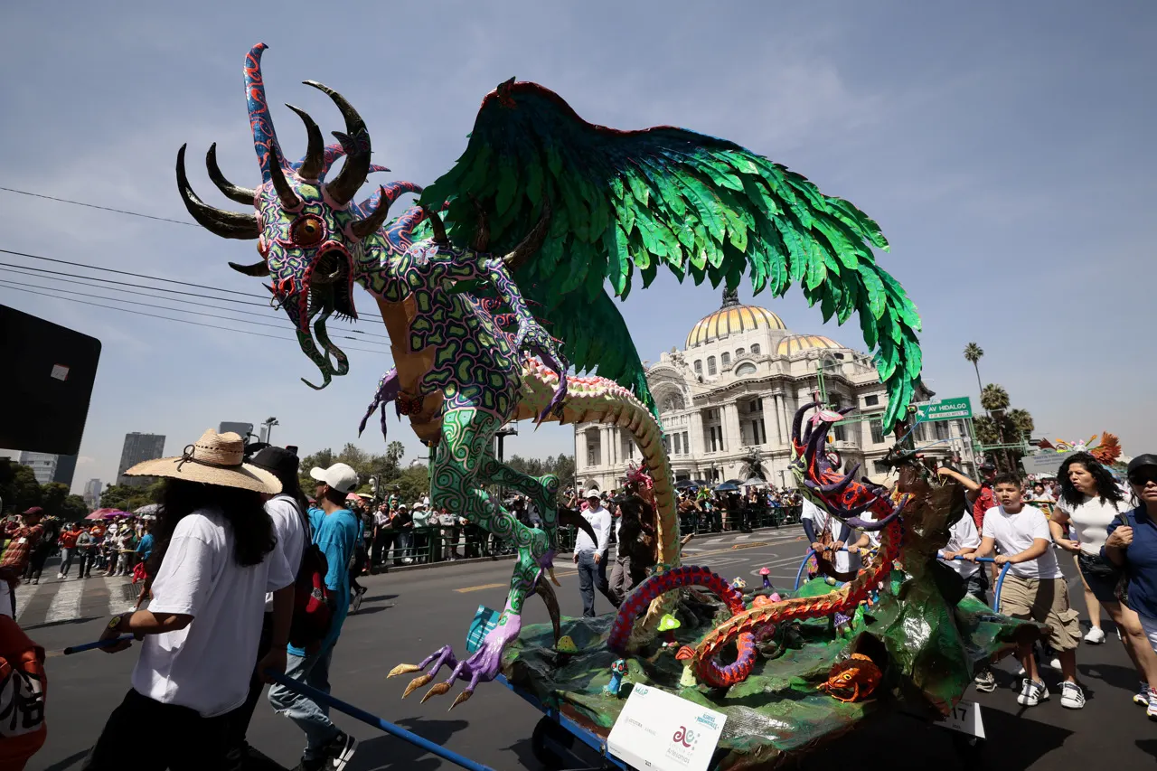 CDMX inicia festejos por Día de Muertos con desfile de alebrijes