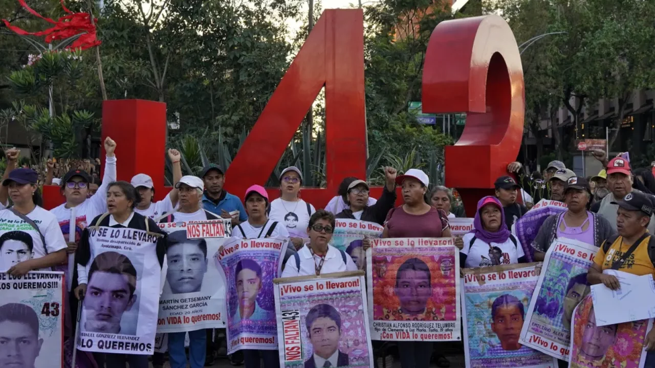 Activistas de Ayotzinapa avisan a AMLO que intensificarán sus protestas