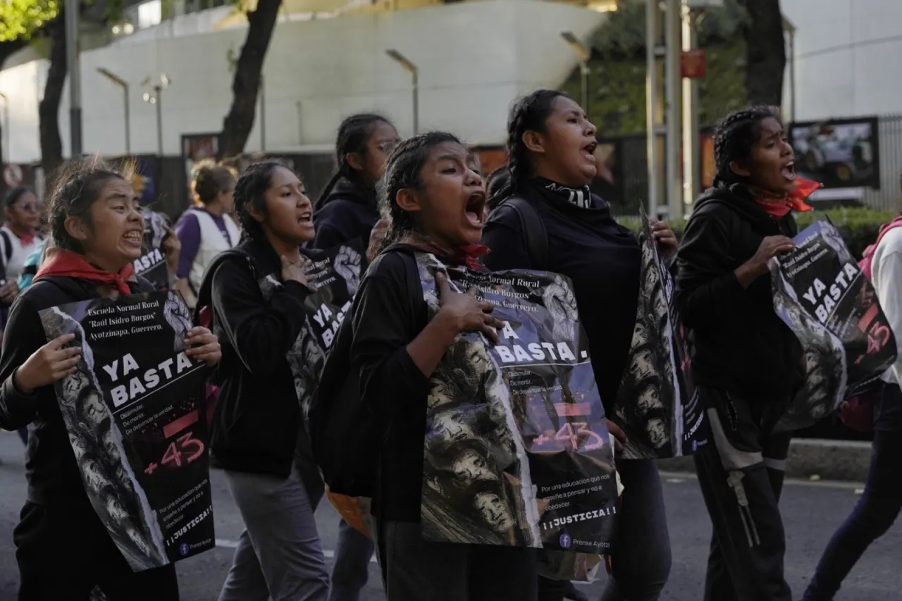 Gobierno abre por dos meses archivos del caso Ayotzinapa a familiares