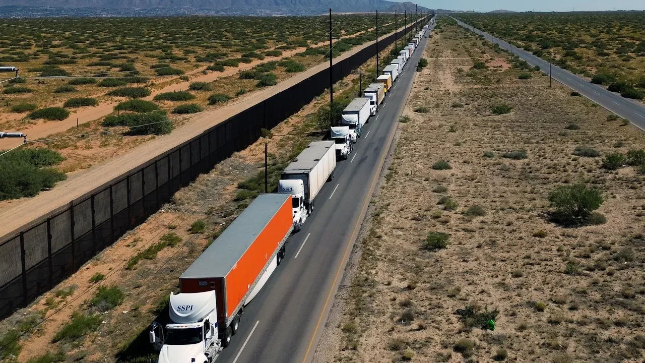 Aranceles de Trump desploman 20% el movimiento de carga del autotransporte