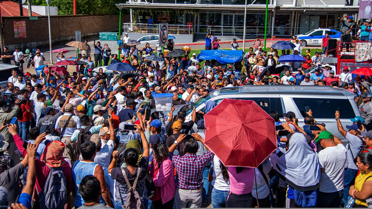 Integrantes de la CNTE protestan frente a López Obrador antes de la cumbre migratoria