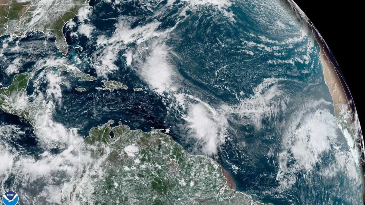 Huracán Tammy se fortalece en aguas abiertas del Atlántico