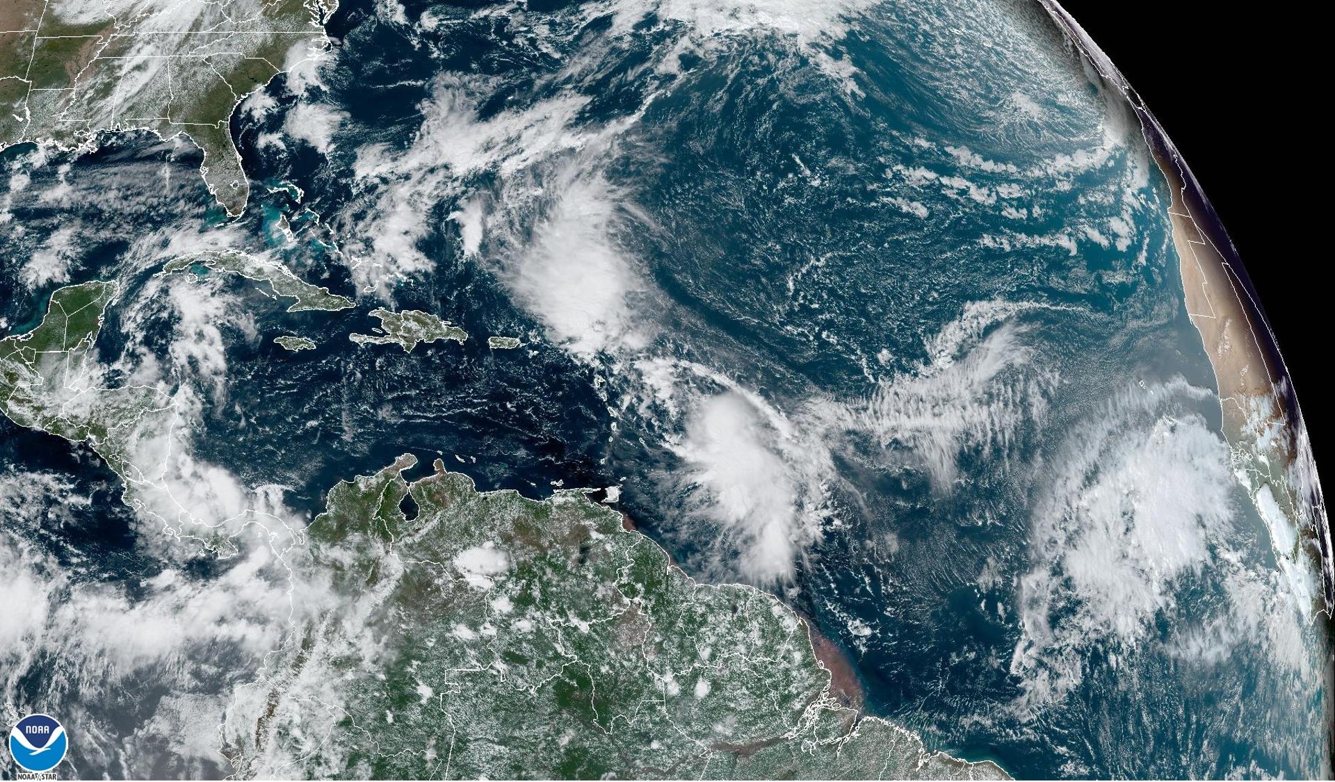Huracán Tammy se fortalece en aguas abiertas del Atlántico