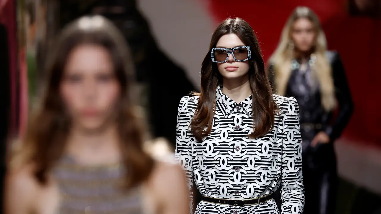 El contraste domina la colección primavera-verano 2024 de Chanel