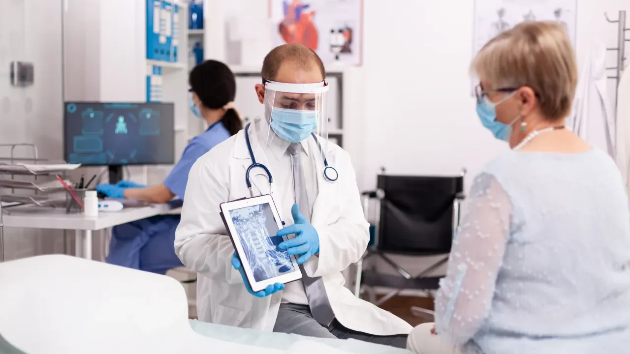 El aumento de la tarifa de la visa H-1B de Trump genera preocupación por la escasez de médicos en EU
