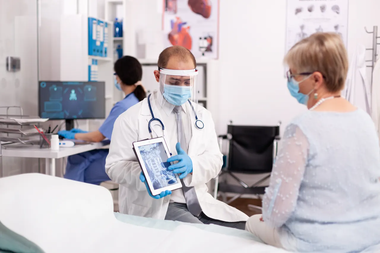 El aumento de la tarifa de la visa H-1B de Trump genera preocupación por la escasez de médicos en EU