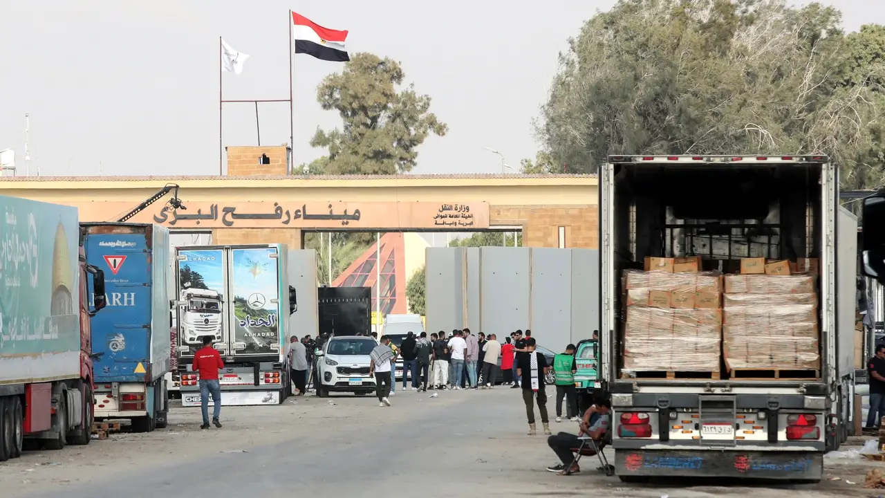 Cuarto convoy de ayuda humanitaria entra a Gaza con 8 camiones de 20 previstos