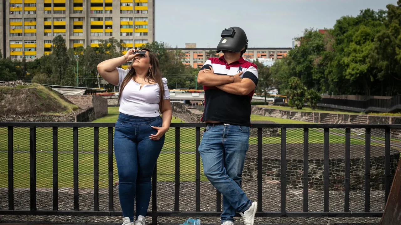 Capitalinos disfrutan el eclipse anular en familia