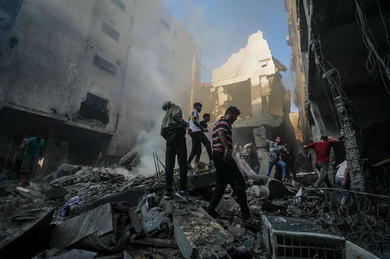 Suben a 7,326 muertos y 18,967 heridos las víctimas por los ataques israelíes en Gaza