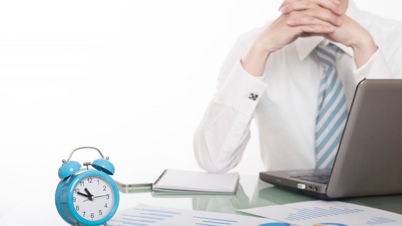 Reducir la jornada laboral tiene efectos positivos… pero también costos