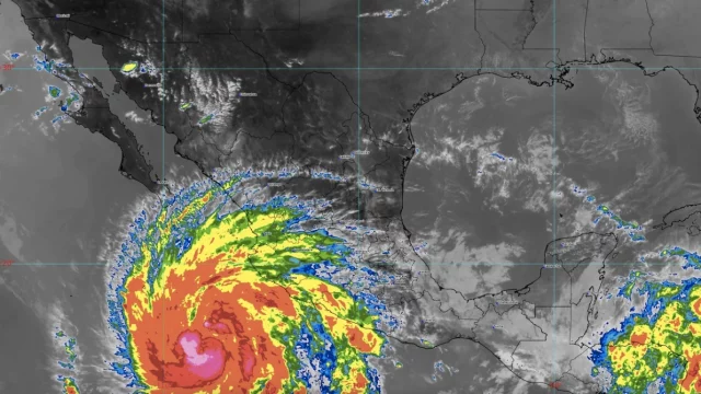 A las 15.00 hora local (2100 GMT) el centro del huracán de categoría 1 en la escala de Saffir-Simpson se ubicaba a unos 545 kilómetros al suroeste de Manzanillo.