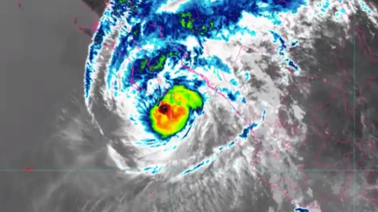 Huracán Norma toca tierra en Baja California Sur