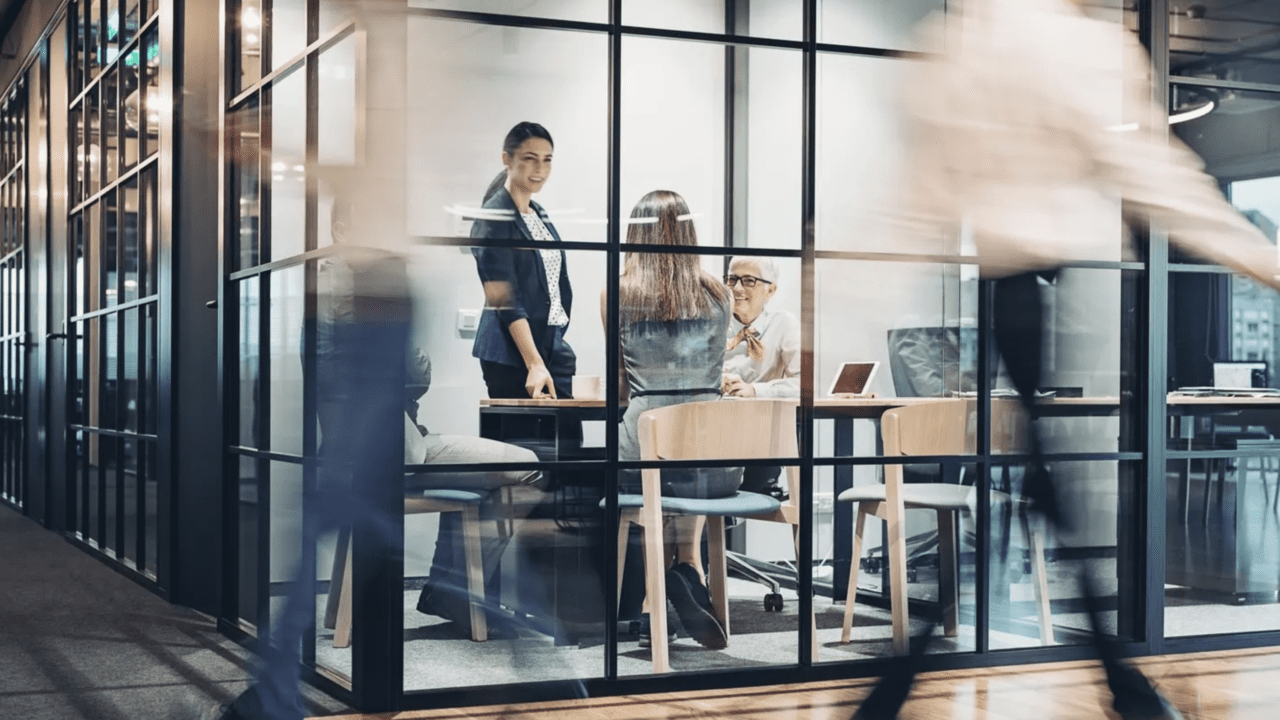 Olvídese de esos trabajos de ‘chicas perezosas’: la ambición de las mujeres es mayor que nunca, según informe de McKinsey