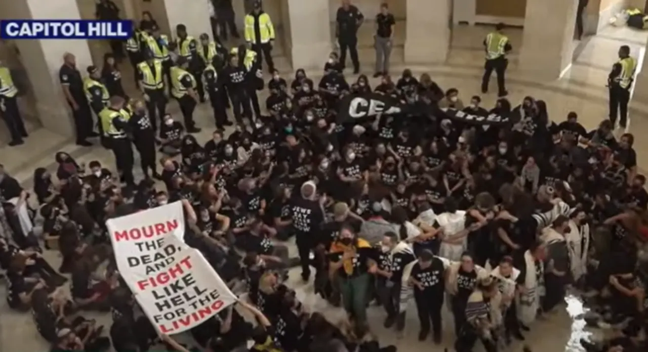 Manifestantes judíos protestan dentro de edificio del Capitolio en defensa de Gaza
